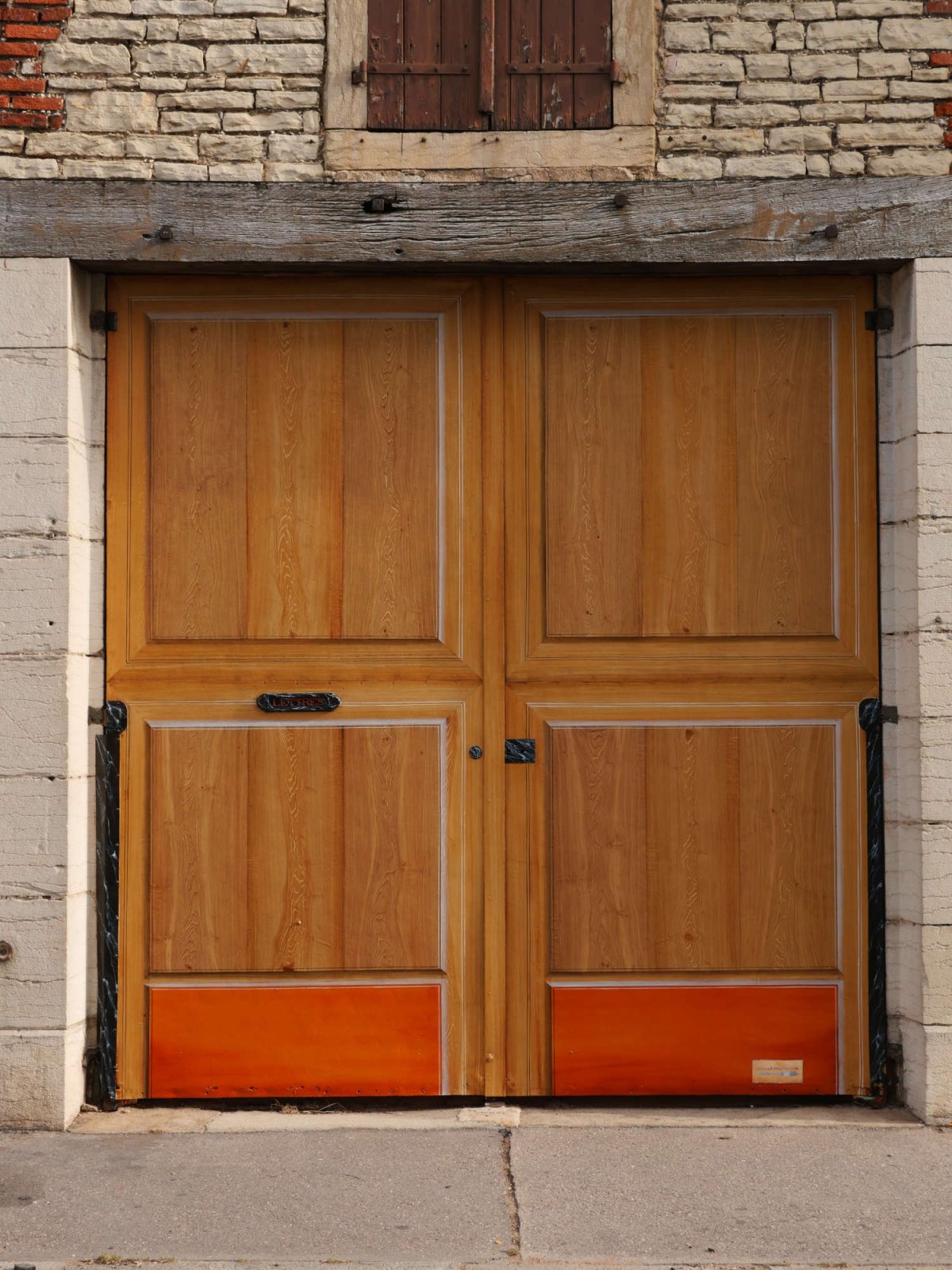 Porte Chêne avec panneaux et reliefs en trompe l'oeil Porte en fer peinte façon chêne avec fausses moulures pour Duclos Maillard